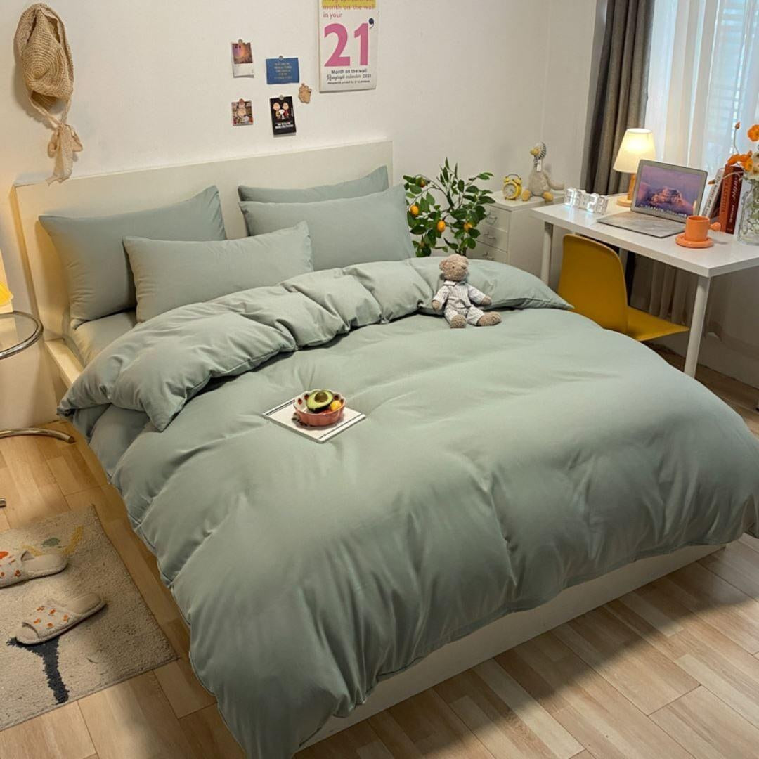 Jogo de cama nórdico liso verde em quarto iluminado - Vittara Decor