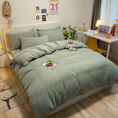 Jogo de cama nórdico liso verde em quarto iluminado - Vittara Decor