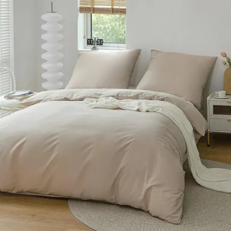 Jogo de Edredom Casal em Algodão bege visto no ambiente do quarto com criado-mudo - Vittara Decor