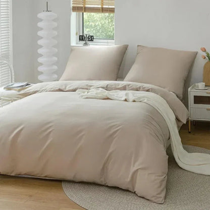 Jogo de Edredom Casal em Algodão bege visto no ambiente do quarto com criado-mudo - Vittara Decor