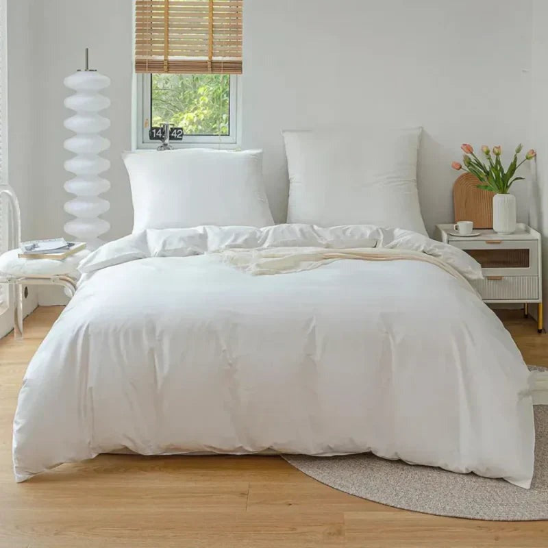 Jogo de Edredom Casal em Algodão branco com fronhas em quarto claro com luz natural - Vittara Decor