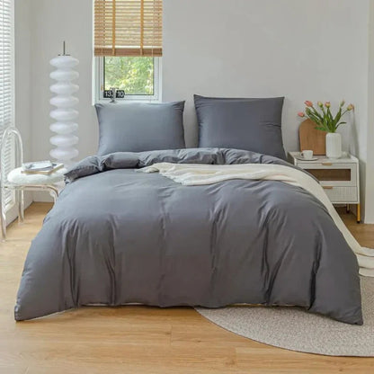 Jogo de Edredom Casal em Algodão cinza com fronhas em quarto com luz natural - Vittara Decor