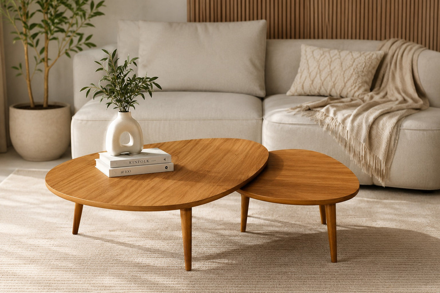 Kit com 2 mesas de centro orgânicas em tom mel na sala com sofá claro - Vittara Decor