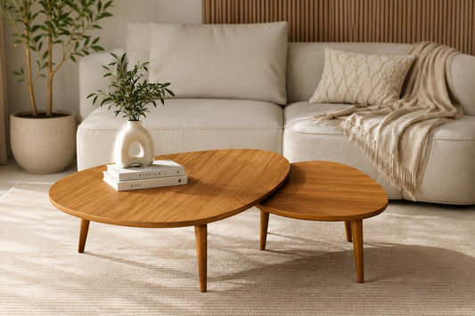 Kit com 2 mesas de centro orgânicas em tom mel na sala com sofá claro - Vittara Decor