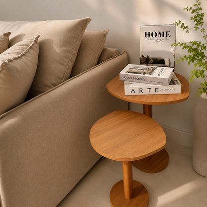 Mesa lateral monopé apoiando livros ao lado do sofá de linho - Vittara Decor
