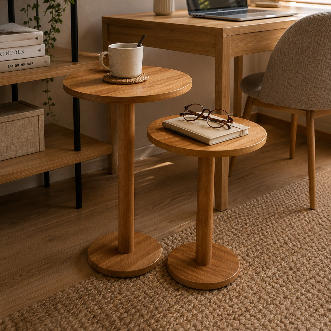 Duas mesas laterais monopé de apoio no home office ao lado da escrivaninha - Vittara Decor