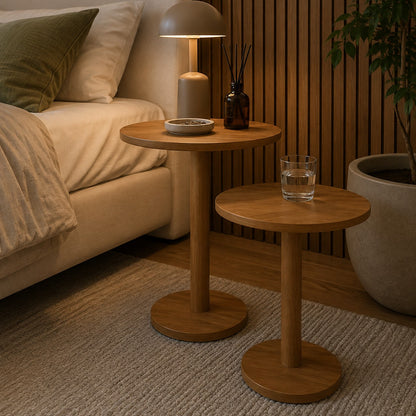 Mesas laterais monopé usadas como criado-mudo ao lado da cama - Vittara Decor