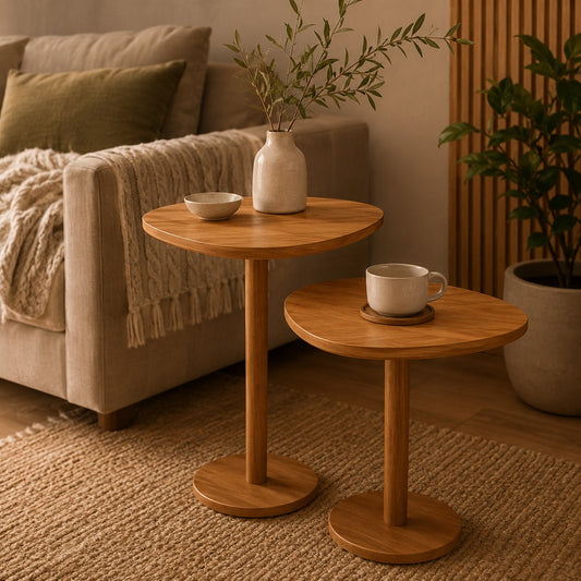Kit com 2 mesas laterais monopé em tom mel ao lado do sofá - Vittara Decor