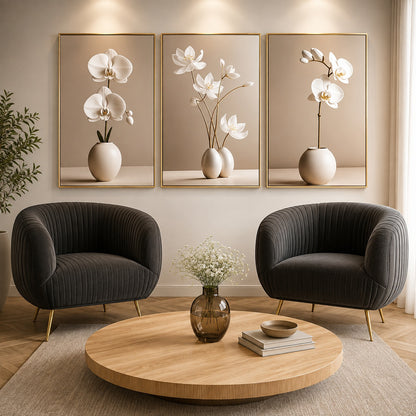 Kit de quadros com orquídeas brancas acima de duas poltronas escuras - Vittara Decor