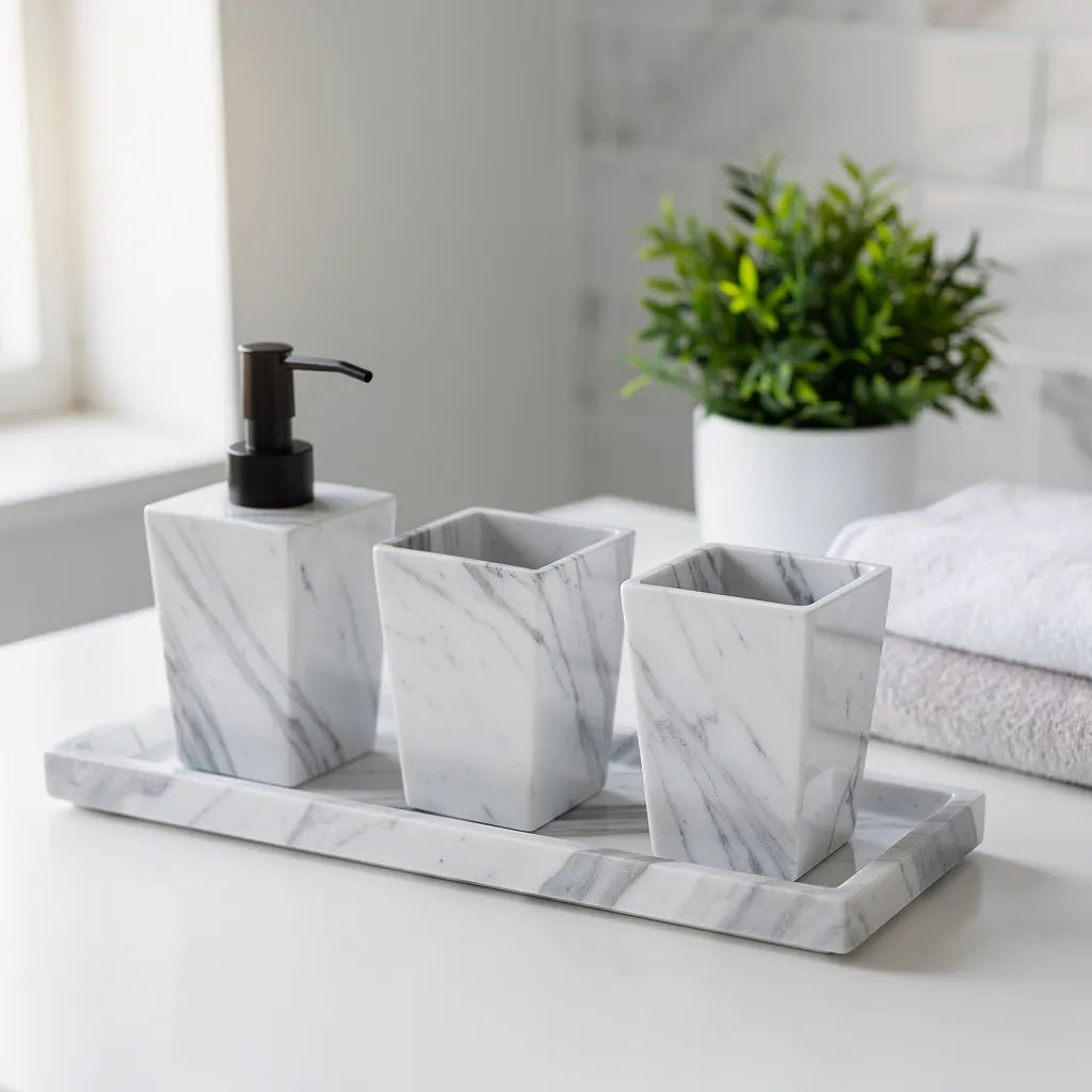 Kit acessórios banheiro mármore branco em bancada minimalista — Vittara Decor