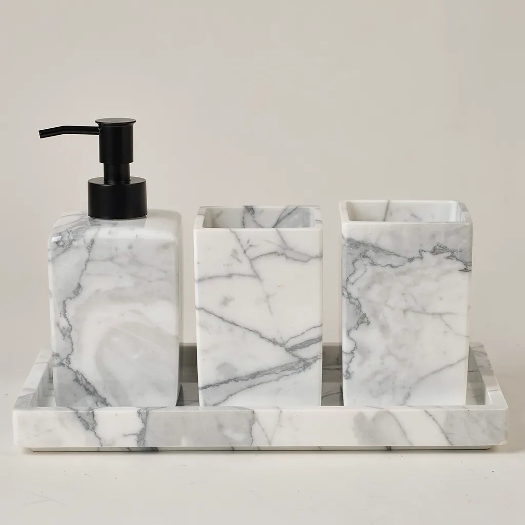 Detalhe do efeito mármore branco nos acessórios de banheiro resina — Vittara Decor