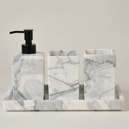 Detalhe do efeito mármore branco nos acessórios de banheiro resina — Vittara Decor
