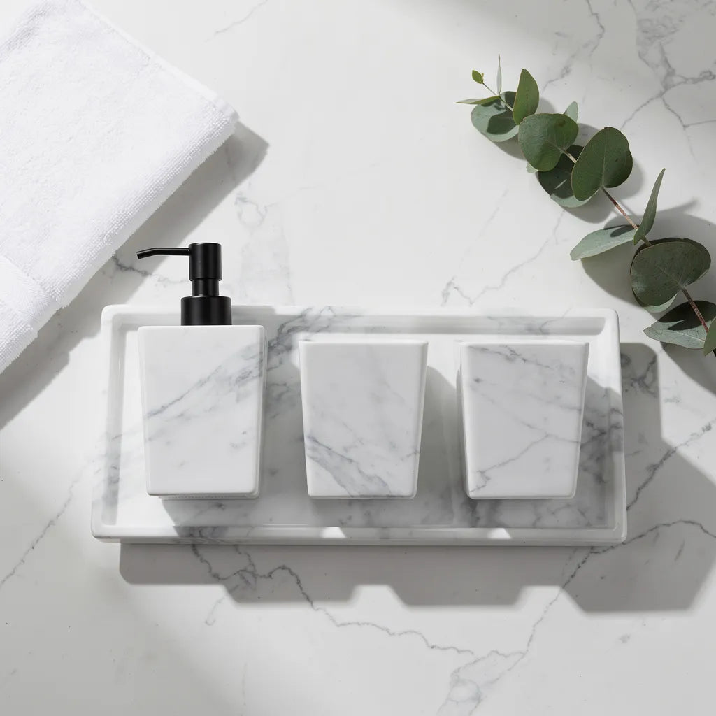 Flat lay kit acessórios banheiro mármore branco com toalha e eucalipto — Vittara Decor