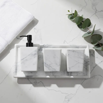 Flat lay kit acessórios banheiro mármore branco com toalha e eucalipto — Vittara Decor