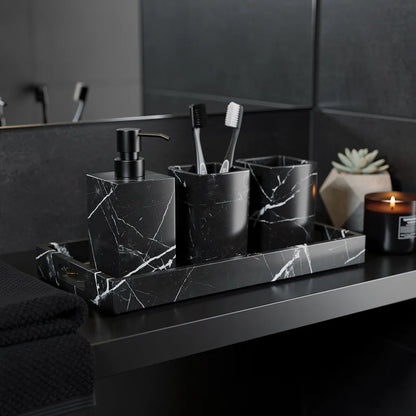 Kit acessórios banheiro mármore preto em banheiro moderno escuro — Vittara Decor