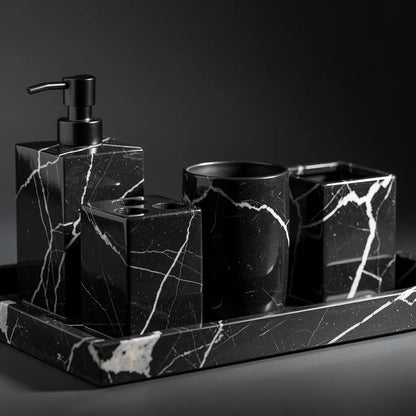Detalhe do efeito mármore preto nos acessórios de banheiro resina — Vittara Decor