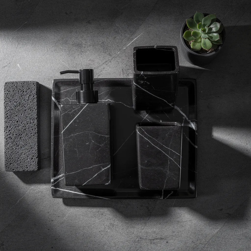 Flat lay kit acessórios banheiro mármore preto com props decorativos — Vittara Decor