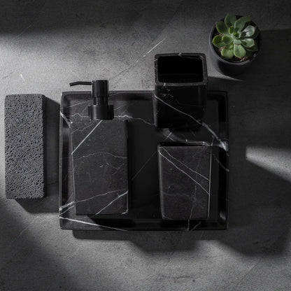 Flat lay kit acessórios banheiro mármore preto com props decorativos — Vittara Decor