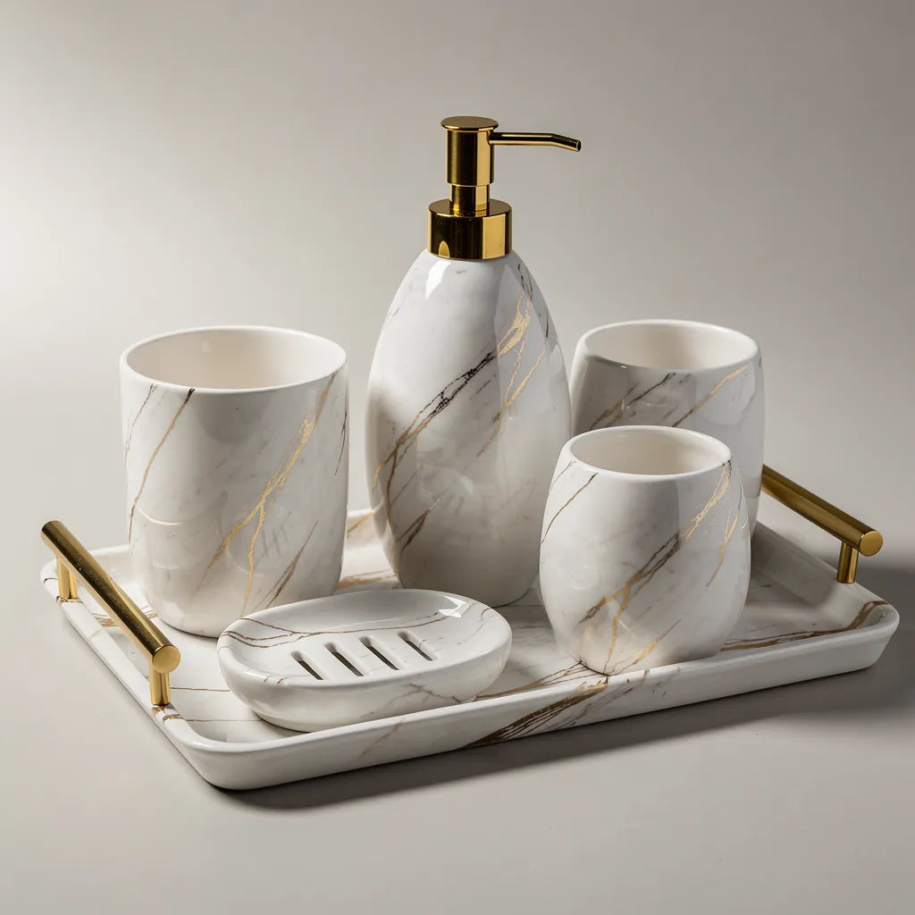 Detalhe veios dourados sobre cerâmica branca do kit banheiro marmorizado nórdico — Vittara Decor