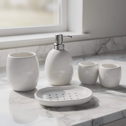 Kit acessórios banheiro cerâmica sofisticado em bancada com luz natural — Vittara Decor