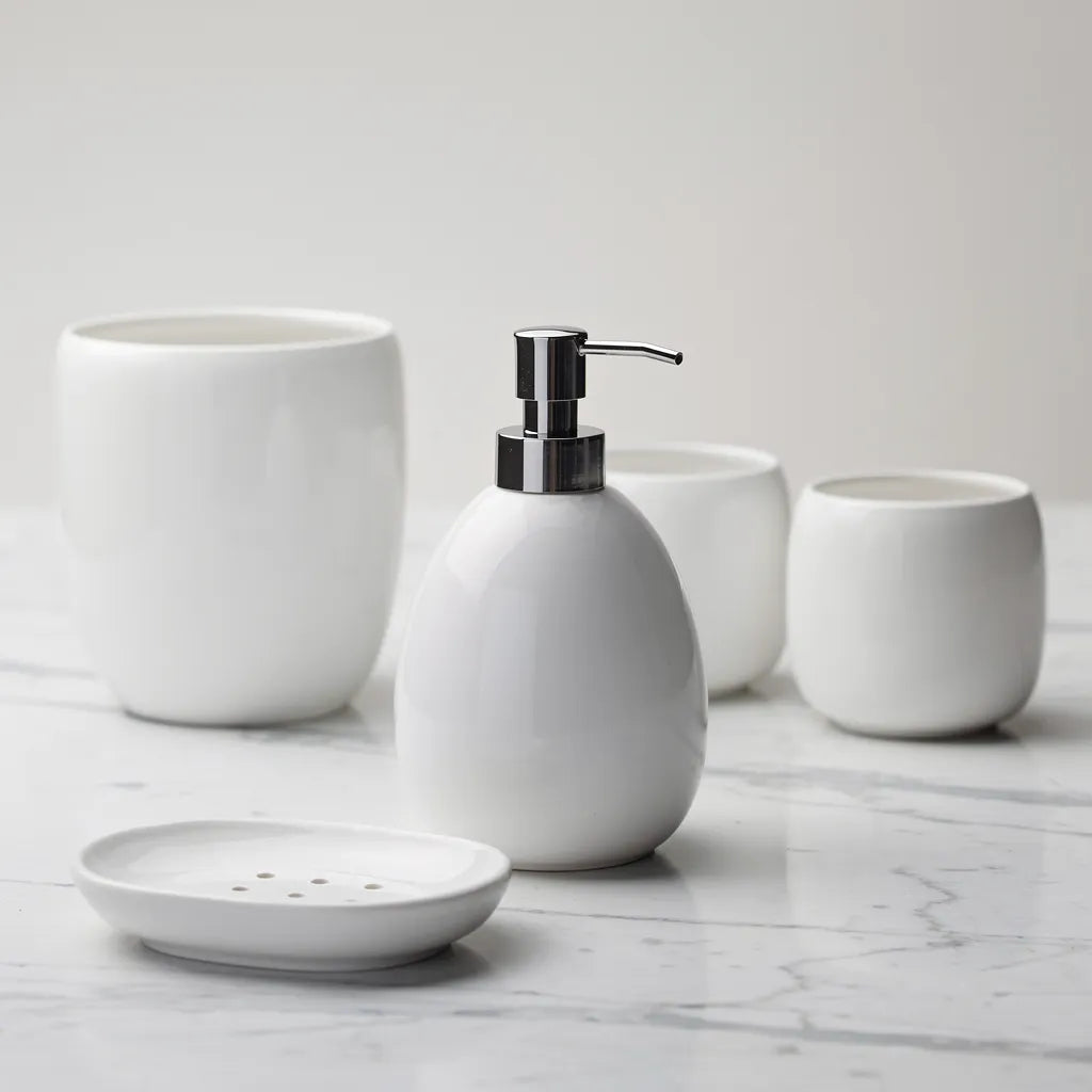 Detalhe do dispenser de sabonete cerâmica branca com bomba cromada — Kit Banheiro Sofisticado Vittara Decor