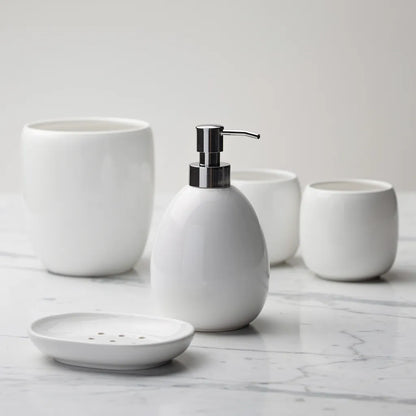 Detalhe do dispenser de sabonete cerâmica branca com bomba cromada — Kit Banheiro Sofisticado Vittara Decor
