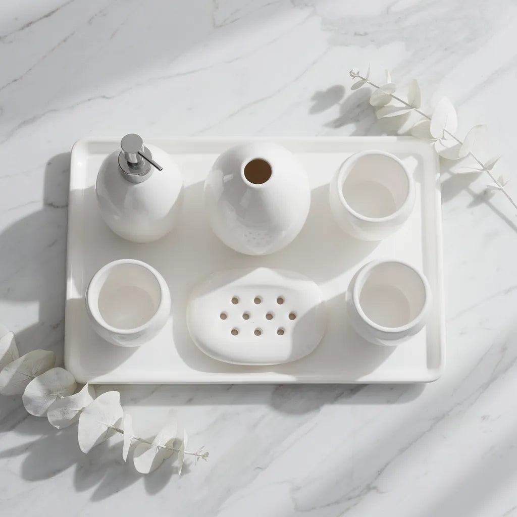 Flat lay aéreo kit acessórios banheiro cerâmica 5 peças com bandeja — Vittara Decor