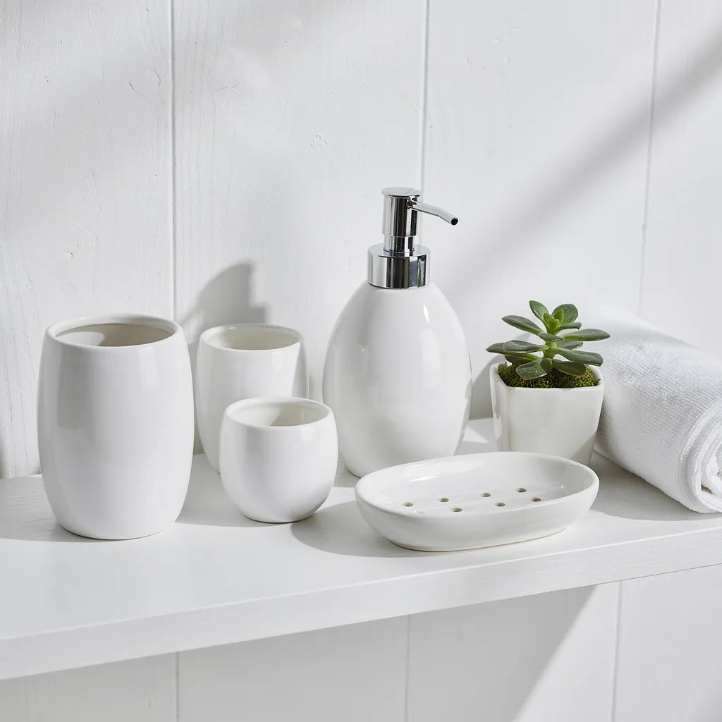 Kit acessórios banheiro cerâmica sofisticado em prateleira nórdica branca — Vittara Decor