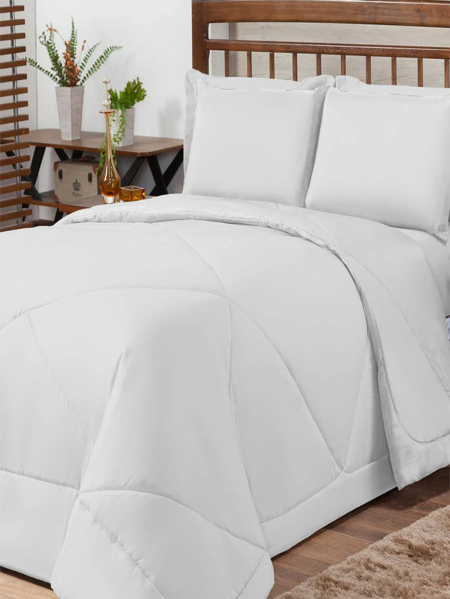 Kit Edredom Casal Dupla Face branco em quarto claro com luz natural - Vittara Decor