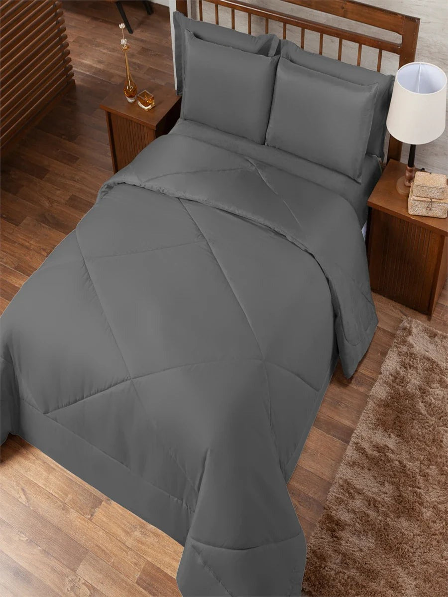 Kit Edredom Casal Dupla Face cinza visto de cima sobre a cama com criado-mudo de madeira - Vittara Decor