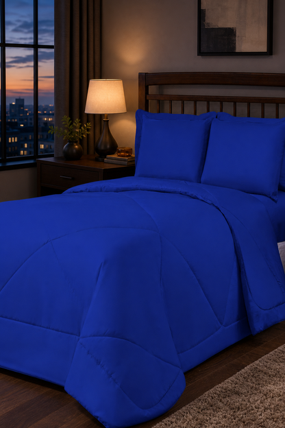 Edredom casal dupla face azul royal em quarto contemporâneo com abajur aceso ao anoitecer - Vittara Decor
