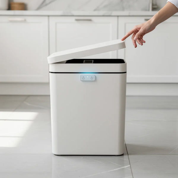 Lixeira automática com sensor de movimento abrindo a tampa automaticamente com mão se aproximando em cozinha - Vittara Decor