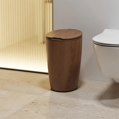 Lixeira multiuso com tampa design moderno madeira marrom ao lado do vaso em banheiro com painel dourado - Vittara Decor