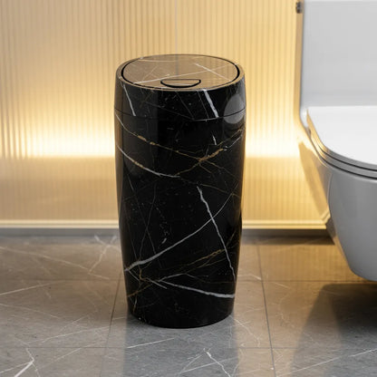 Lixeira multiuso com tampa design moderno mármore preto ao lado do vaso em banheiro com painel dourado - Vittara Decor