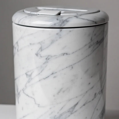 Close-up da textura de mármore branco Carrara com veios cinza na superfície da lixeira multiuso - Vittara Decor