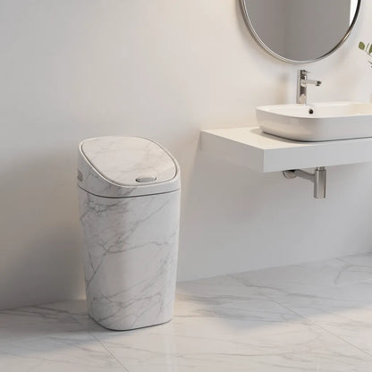 Lixeira multiuso mármore branco em lavabo minimalista ao lado de pia de parede com torneira cromada e espelho oval - Vittara Decor