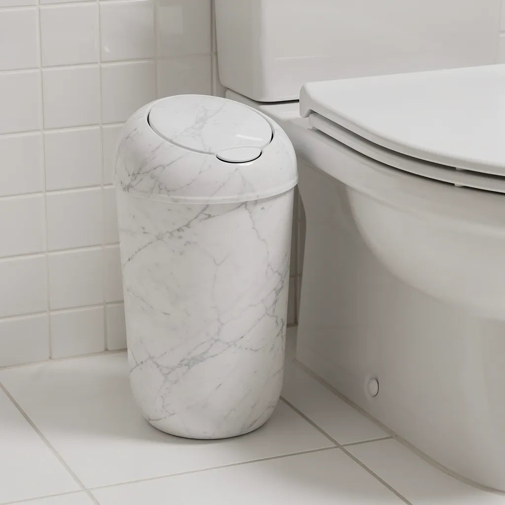 Vista lateral do perfil slim de 16cm da lixeira multiuso mármore branco mostrando como cabe ao lado do vaso - Vittara Decor