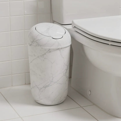 Vista lateral do perfil slim de 16cm da lixeira multiuso mármore branco mostrando como cabe ao lado do vaso - Vittara Decor