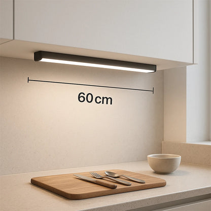 Luminária barra LED sensor de movimento instalada embaixo de armário de cozinha iluminando bancada - Vittara Decor