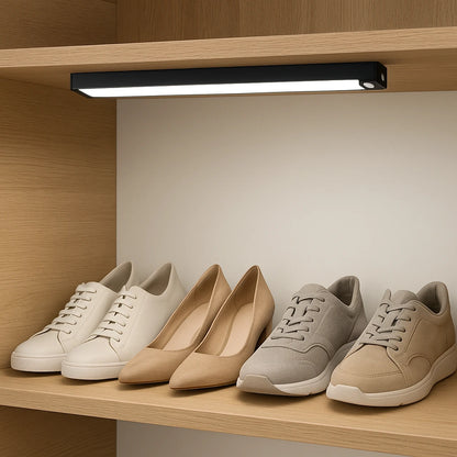 Luminária barra LED com sensor de movimento iluminando prateleira de sapateiro em closet organizado - Vittara Decor