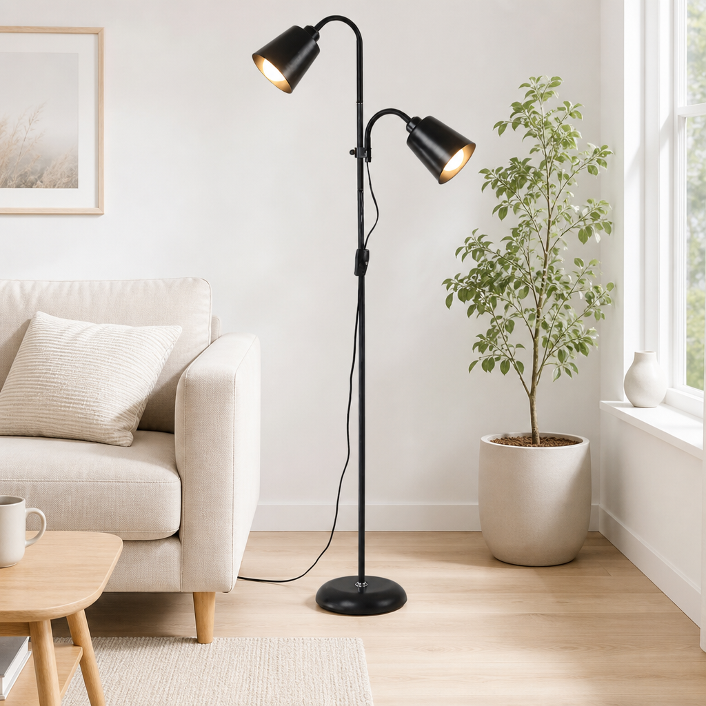 Luminária de chão ajustável preta em sala clara com sofá bege e planta - Vittara Decor