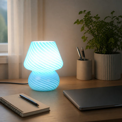 Luminária cogumelo azul sobre escrivaninha de home office com notebook - Vittara Decor