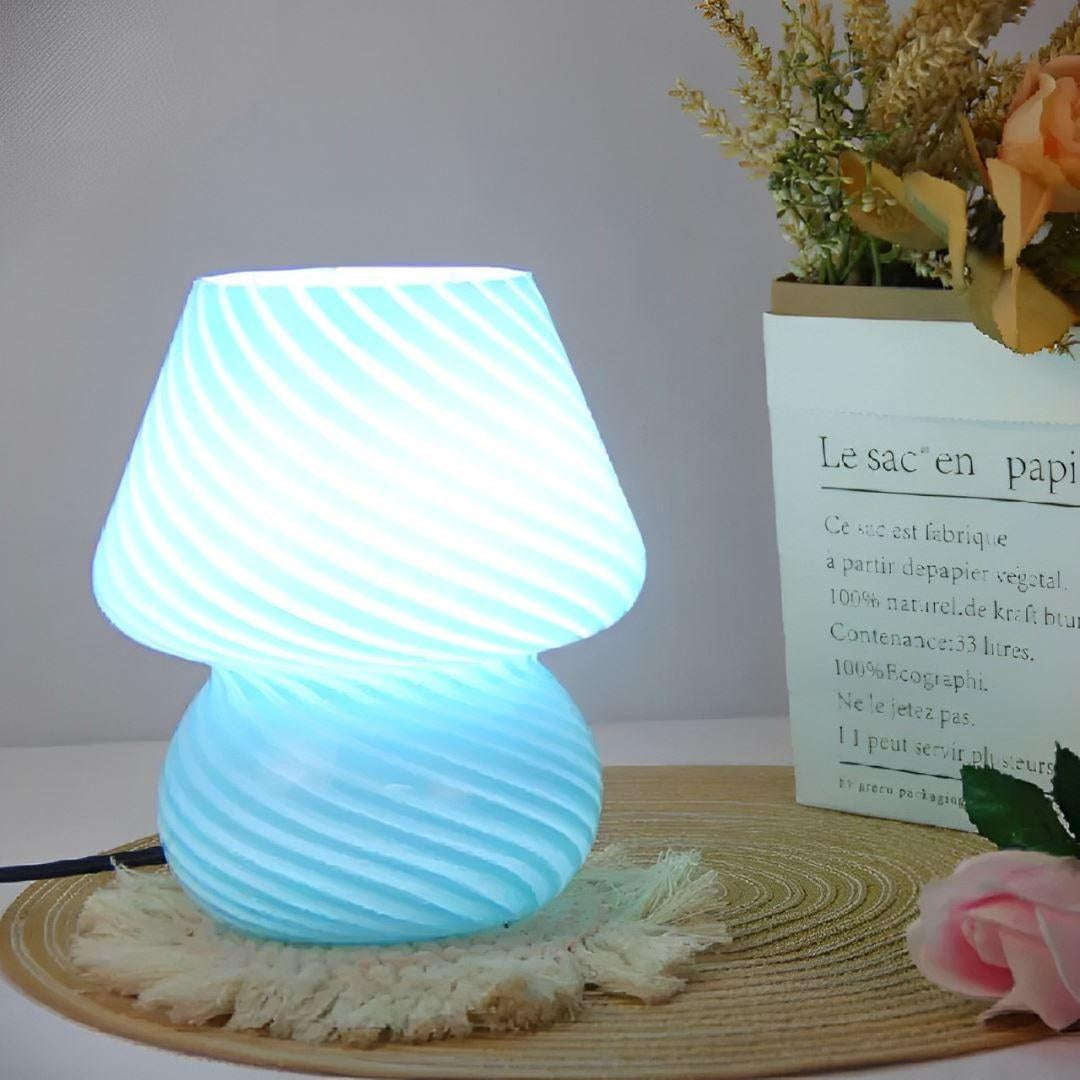 Luminária cogumelo azul acesa na mesa com flores e decoração - Vittara Decor