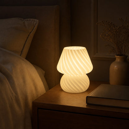 Luminária cogumelo branca acesa na cabeceira do quarto à noite - Vittara Decor