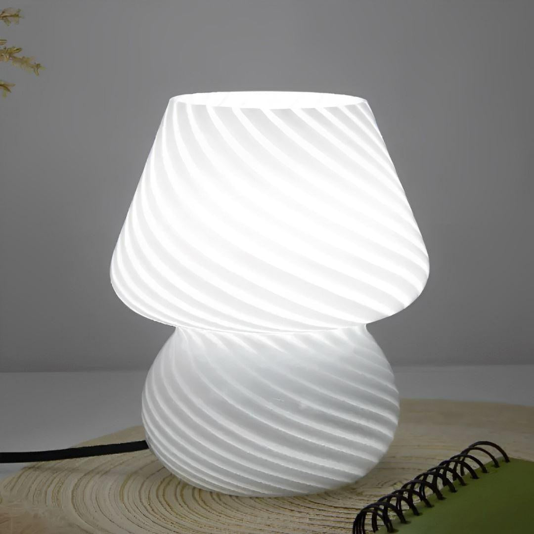 Luminária cogumelo branca acesa sobre mesa com luz suave - Vittara Decor