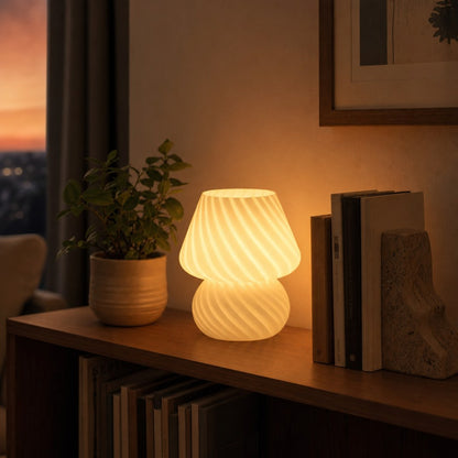 Luminária cogumelo branca acesa em prateleira de sala com livros - Vittara Decor