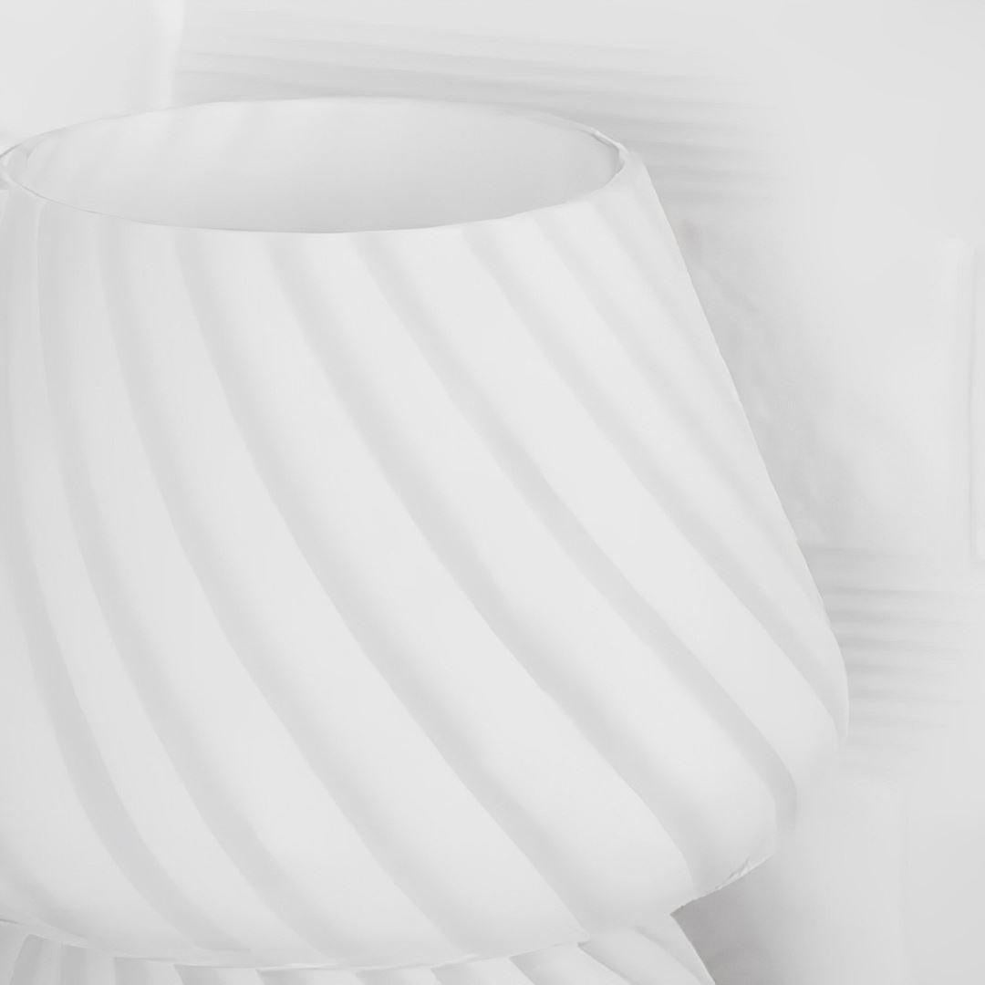 Detalhe das listras em espiral da cúpula da luminária cogumelo - Vittara Decor