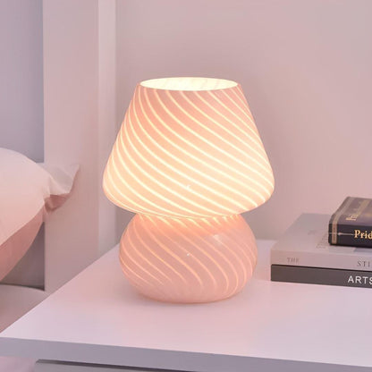 Luminária cogumelo rosa acesa na mesa de cabeceira com livros - Vittara Decor