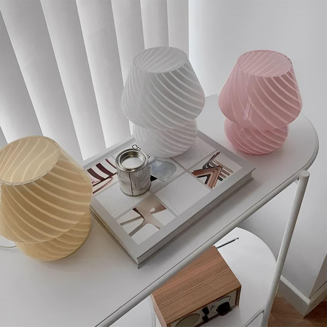 Luminária cogumelo em três cores sobre console branco decorado - Vittara Decor