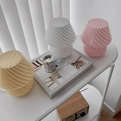 Luminária cogumelo em três cores sobre console branco decorado - Vittara Decor